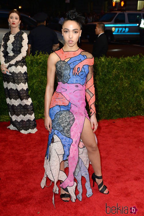 FKA Twigs en la alfombra roja de la Gala del Met 2015