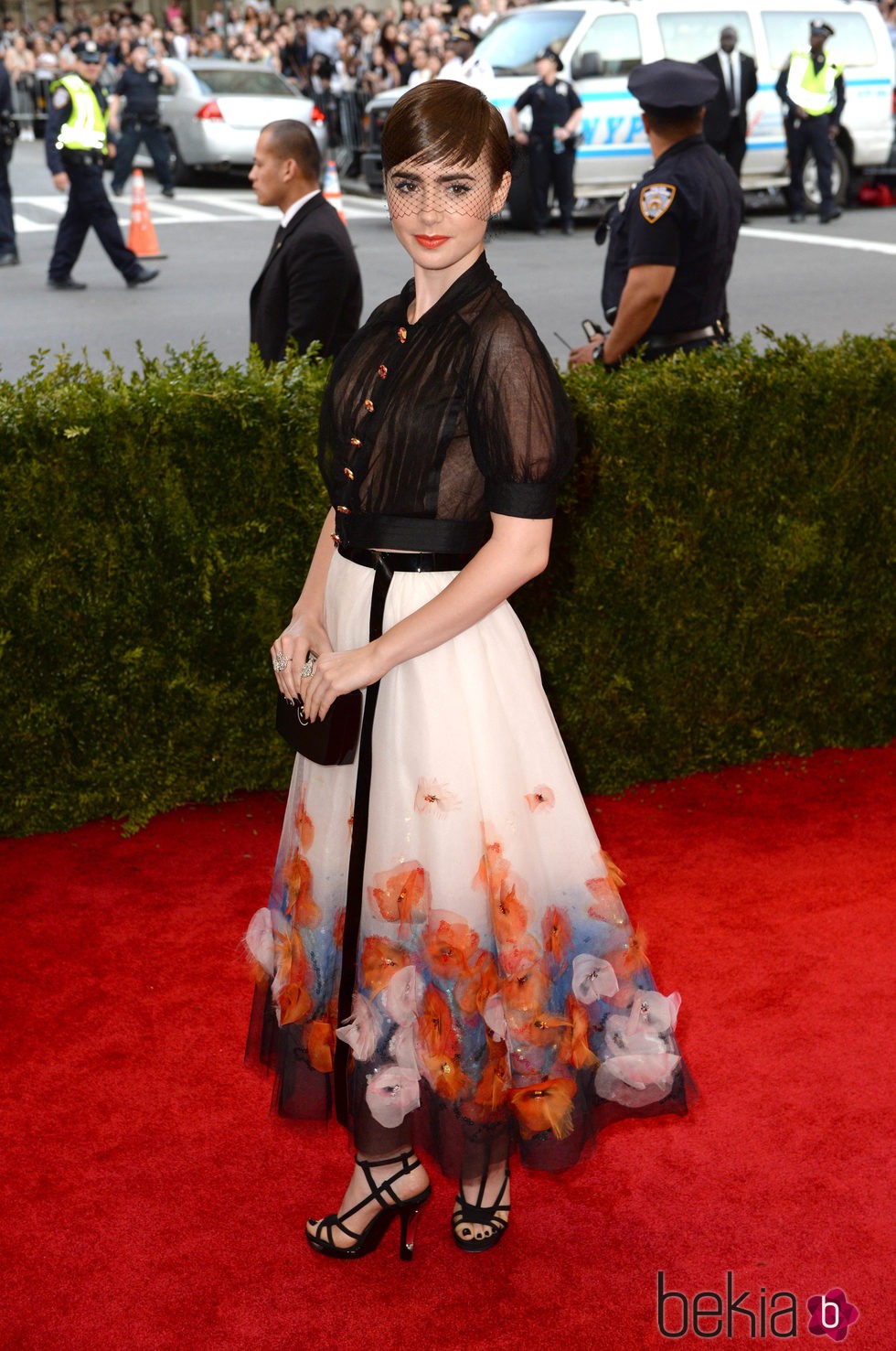 Lily Collins en la alfombra roja de la Gala del Met 2015