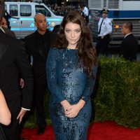 Lorde en la alfombra roja de la Gala del Met 2015