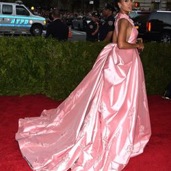 Kerry Washington en la alfombra roja de la Gala del Met 2015