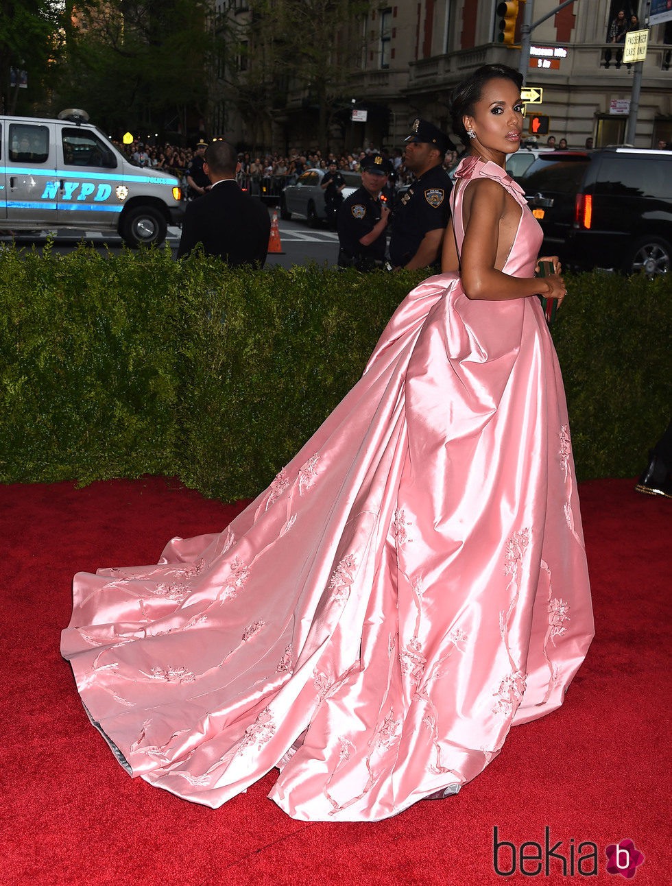 Kerry Washington en la alfombra roja de la Gala del Met 2015