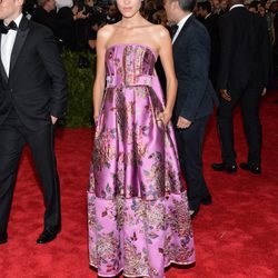 Alexa Chung en la alfombra roja de la Gala del Met 2015