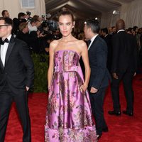 Alexa Chung en la alfombra roja de la Gala del Met 2015