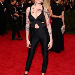 Cara Delevingne en la alfombra roja de la Gala del Met 2015