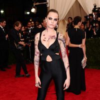 Cara Delevingne en la alfombra roja de la Gala del Met 2015