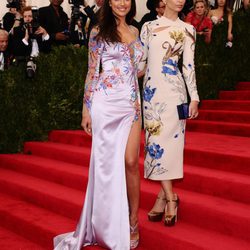 Irina Shayk y Emily Ratajkowski en la alfombra roja de la Gala del Met 2015