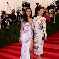 Irina Shayk y Emily Ratajkowski en la alfombra roja de la Gala del Met 2015