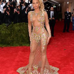 Beyoncé en la alfombra roja de la Gala del Met 2015