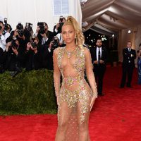 Beyoncé en la alfombra roja de la Gala del Met 2015