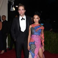 Robert Pattinson y su novia FKA en la gala MET 2015