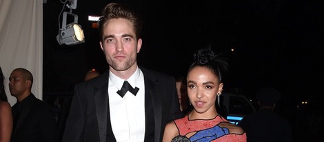 Robert Pattinson y su novia FKA en la gala MET 2015