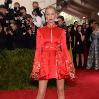 Karolina Kurkova en la alfombra roja de la Gala del Met 2015