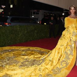 Rihanna en la alfombra roja de la Gala del Met 2015