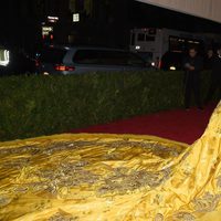 Rihanna en la alfombra roja de la Gala del Met 2015