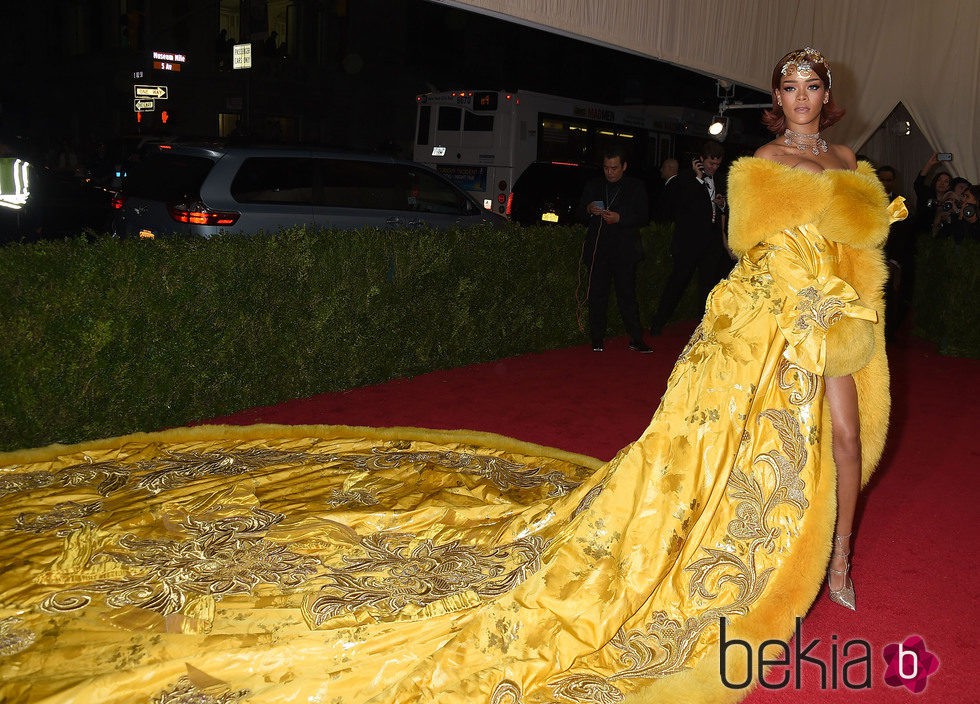 Rihanna en la alfombra roja de la Gala del Met 2015