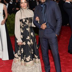 Lenny Kravitz y Lisa Bonet en la alfombra roja de la Gala del Met 2015