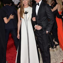 Eddie Redmayne y Hannah Bagshawe en la alfombra roja de la Gala del Met 2015