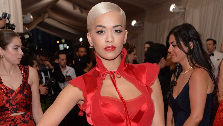 Rita Ora en la alfombra roja de la Gala del Met 2015