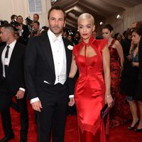 Rita Ora y Tom Ford en la alfombra roja de la Gala del Met 2015