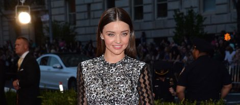 Miranda Kerr en la alfombra roja de la Gala del Met 2015