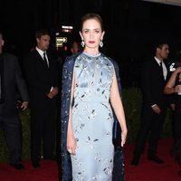 Emily Blunt en la alfombra roja de la Gala del Met 2015