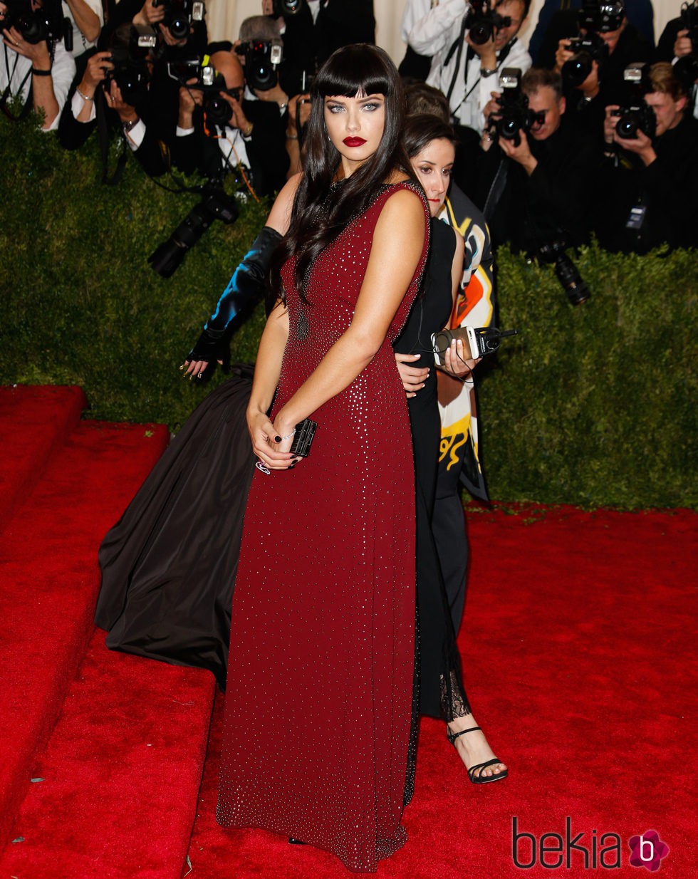 Adriana Lima en la alfombra roja de la Gala del Met 2015