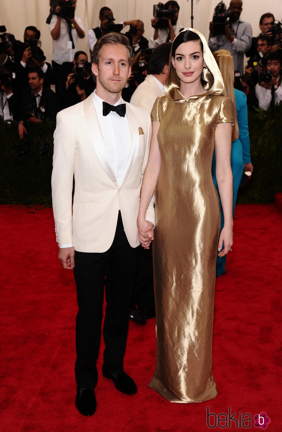 Anne Hathaway y Adam Shulman en la alfombra roja de la Gala del Met 2015