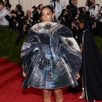 Solange Knowles en la alfombra roja de la Gala del Met 2015