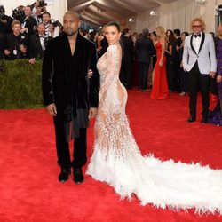 Kim Kardashian y Kanye West en la alfombra roja de la Gala del Met 2015