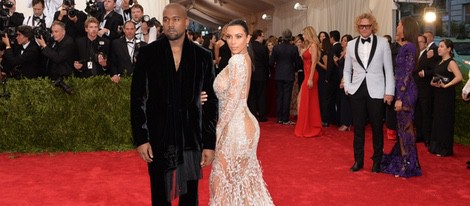 Kim Kardashian y Kanye West en la alfombra roja de la Gala del Met 2015