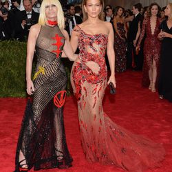 Jennifer Lopez y Donatella Versace en la alfombra roja de la Gala del Met 2015