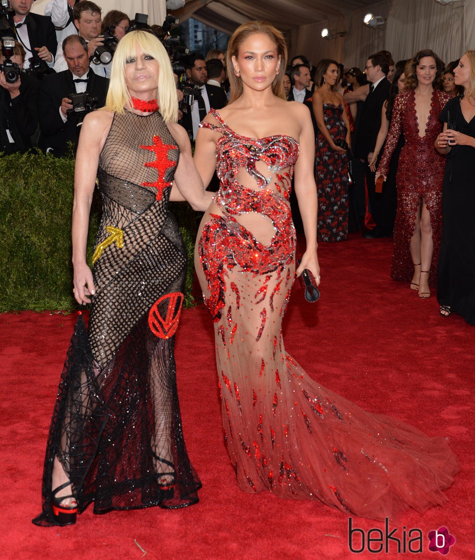 Jennifer Lopez y Donatella Versace en la alfombra roja de la Gala del Met 2015