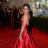 Vanessa Hudgens en la alfombra roja de la Gala del Met 2015