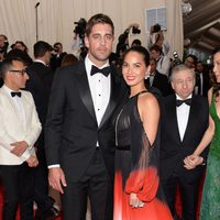 Aaron Rodgers y Olivia Munn en la alfombra roja de la Gala del Met 2015