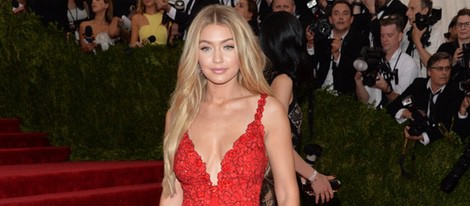 Gigi Hadid en la alfombra roja de la Gala del Met 2015