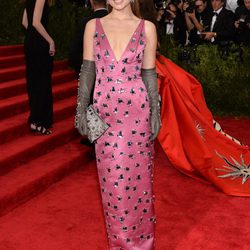 Olivia Wilde en la alfombra roja de la Gala del Met 2015