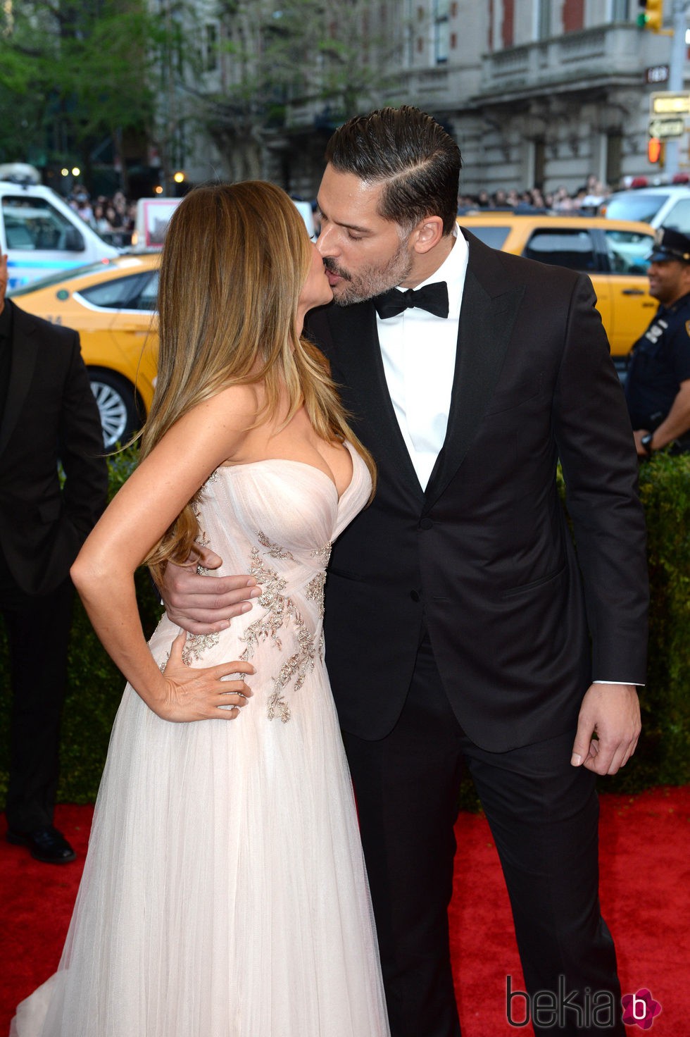 Sofía Vergara y Joe Manganiello besándose en la Gala del Met 2015