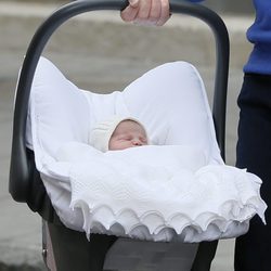 La Princesa Carlota de Cambridge a su salida del hospital en el que nació