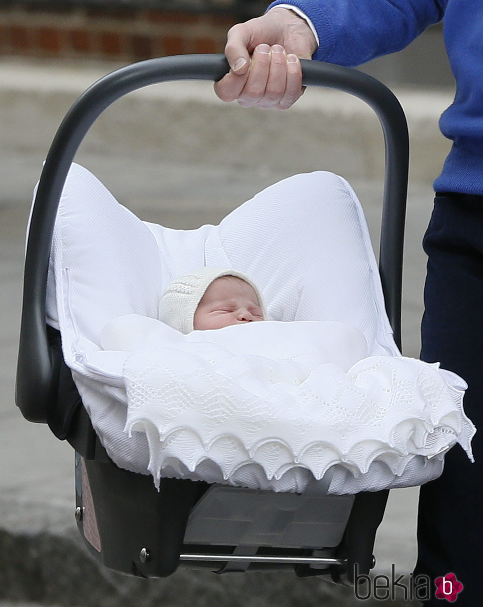 La Princesa Carlota de Cambridge a su salida del hospital en el que nació