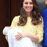 Kate Middleton presentando a su hija la Princesa Carlota a la salida del hospital