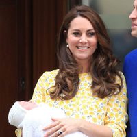 Kate Middleton presentando a su hija la Princesa Carlota a la salida del hospital