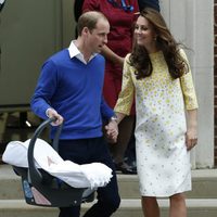 El Príncipe Guillermo y Kate Middleton abandonan el hospital con su hija la Princesa de Cambridge