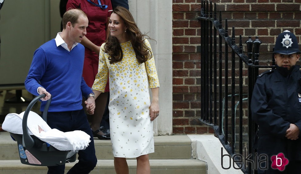 El Príncipe Guillermo y Kate Middleton abandonan el hospital con su hija la Princesa de Cambridge