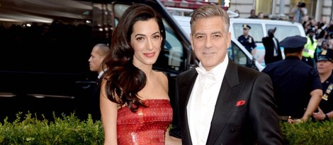 George Clooney y su mujer Amal Alamuddin en la gala MET 2015