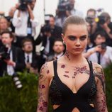 Cara Delevingne y sus tatuajes para la gala MEt 2015