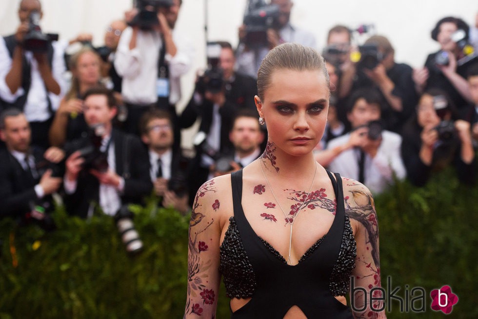 Cara Delevingne y sus tatuajes para la gala MEt 2015