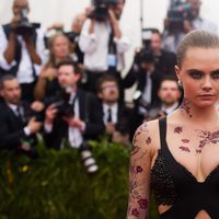 Cara Delevingne y sus tatuajes para la gala MEt 2015