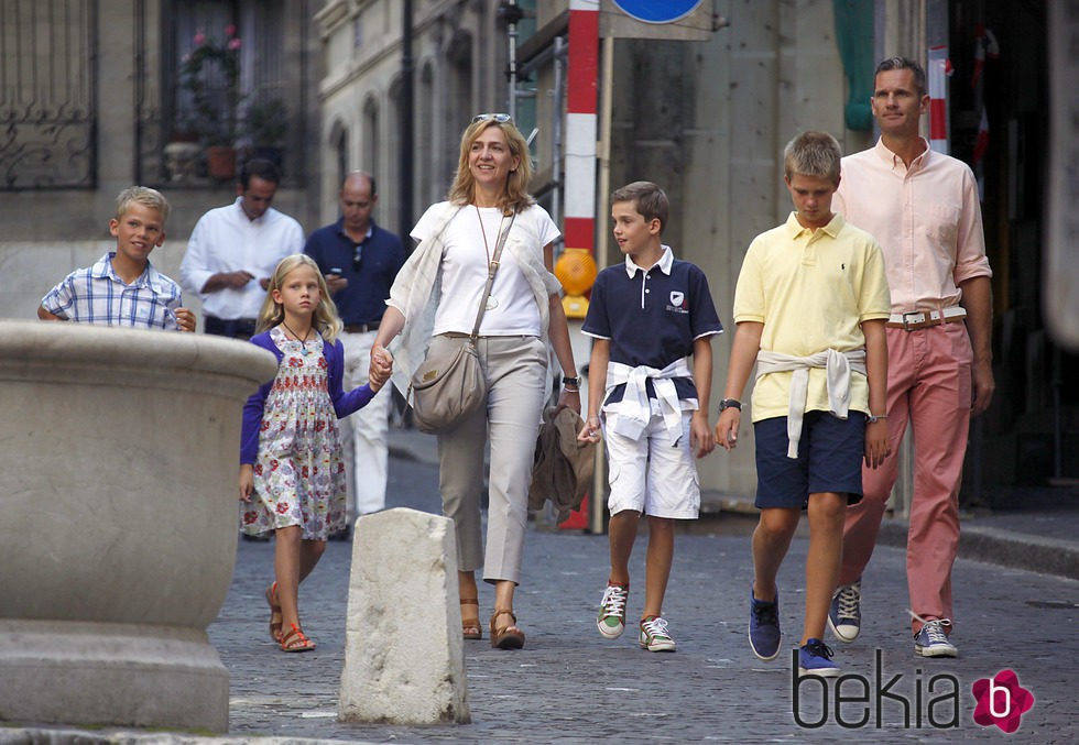 La Infanta Cristina e Iñaki Urdangarín con sus hijos en Ginebra