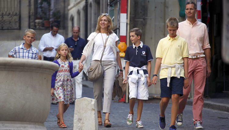 La Infanta Cristina e Iñaki Urdangarín con sus hijos en Ginebra