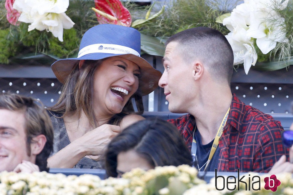 Ivonne Reyes y Colton Haynes ríen divertidos en el Open de Madrid 2015